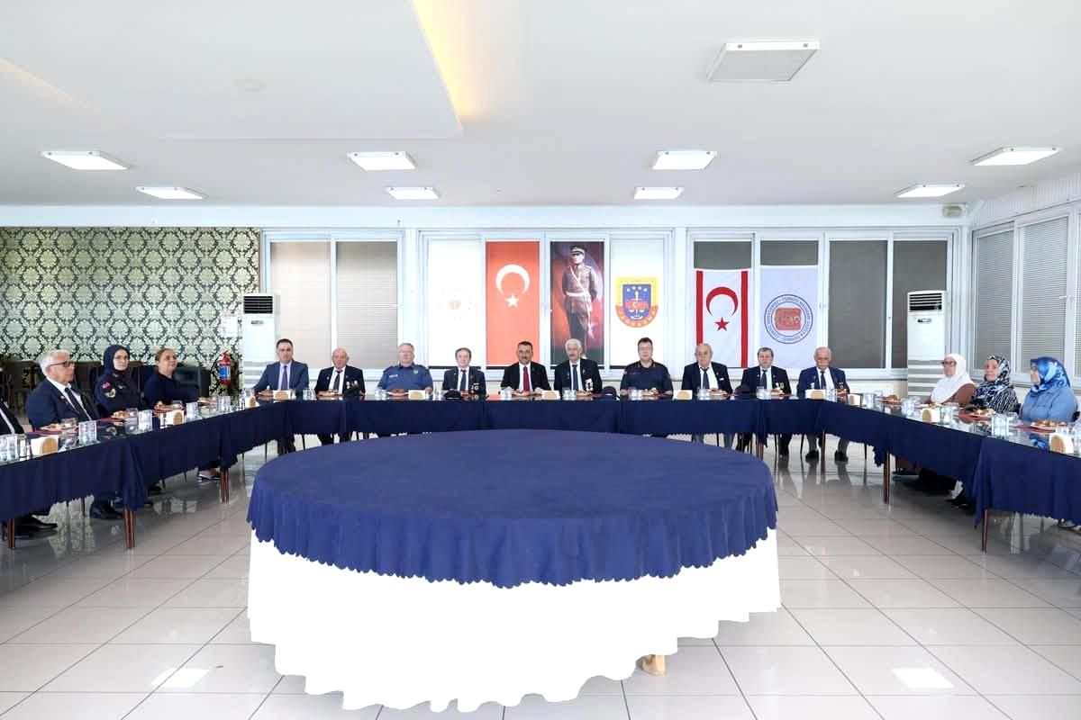 Zonguldak Valisi Osman Hacıbektaşoğlu'nun Kıbrıs gazileriyle bir araya geldiği programdan bir fotoğraf.