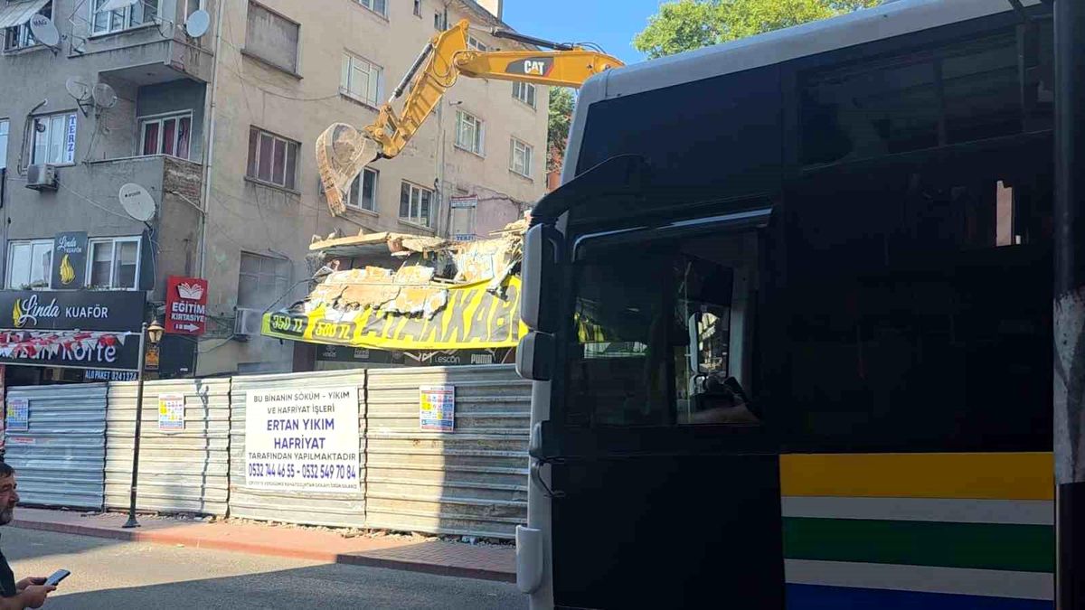 Karadeniz Ereğli'de kentsel dönüşüm projesi kapsamında yıkımı yapılan bir bina ve çevresindeki güvenlik önlemleri.