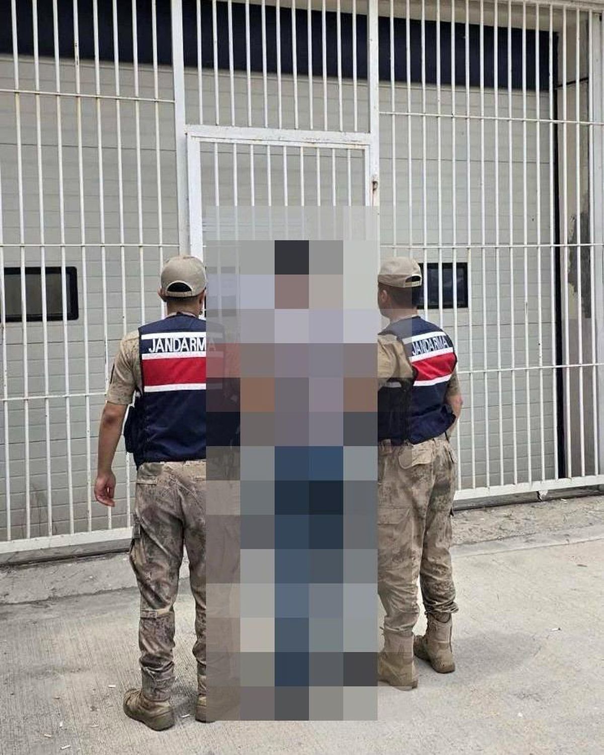 Şanlıurfa'da yakıt hırsızlığı suçundan aranan bir şahsın jandarma tarafından yakalanması.