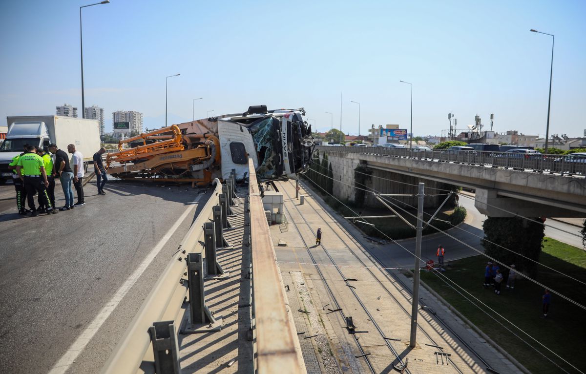 Antalya'da Beton Pompası Kamyonu Üst Geçitte Asılı Kaldı