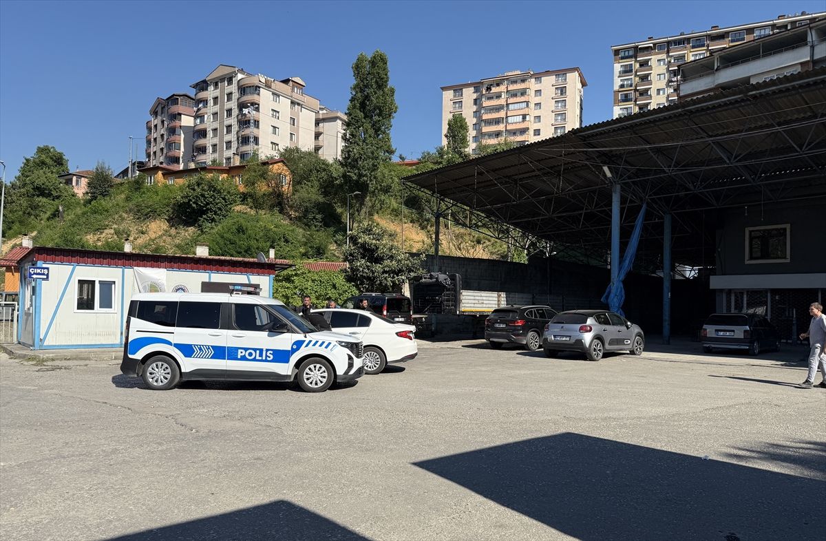 Zonguldak sebze halinde yaşanan silahlı saldırı sonrası polis ekiplerinin inceleme yapması.