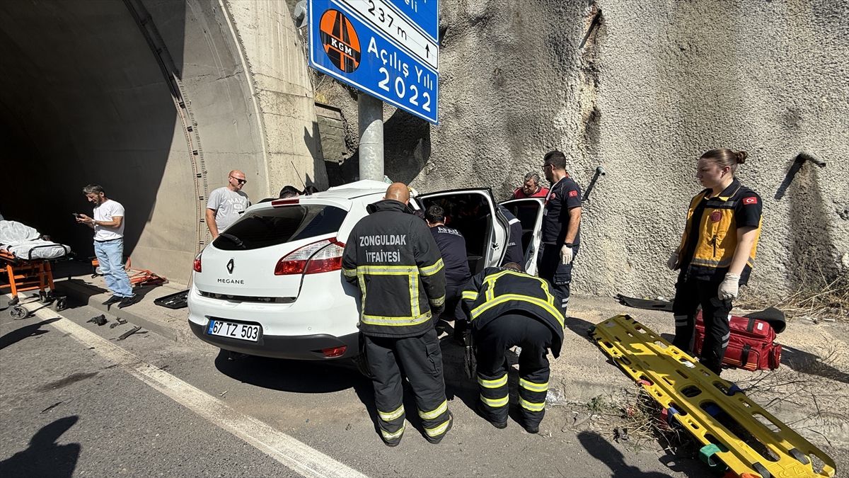 Zonguldak'ta tünel girişine çarpan otomobilin sürücüsü ağır yaralandı