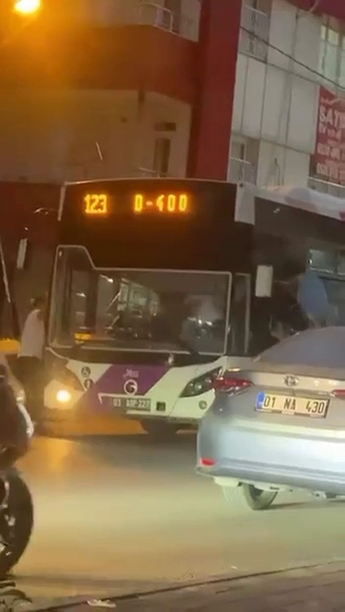 Adana'da belediye otobüsü şoförüne saldırı anı.