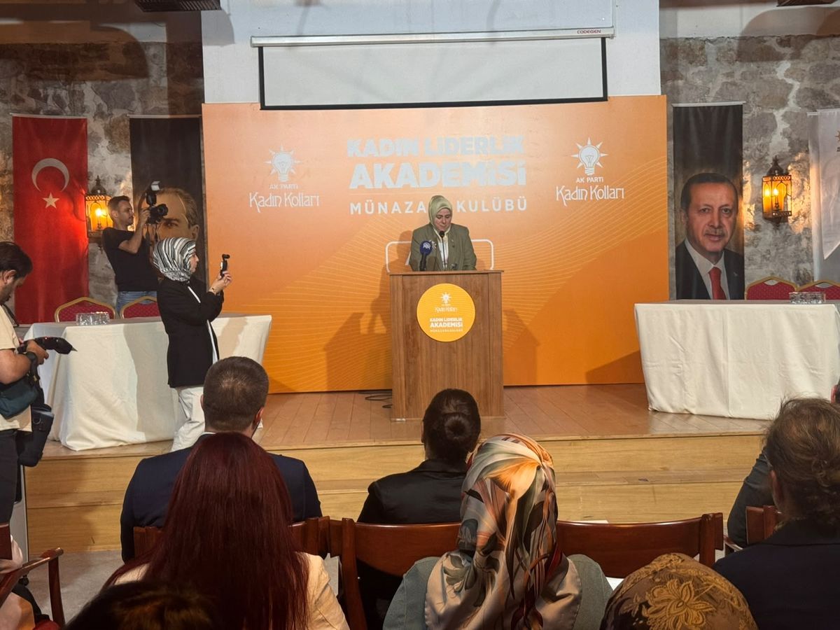 AK Parti Kadın Kolları Başkanı Tuğba Işık Ercan konuşma yaparken