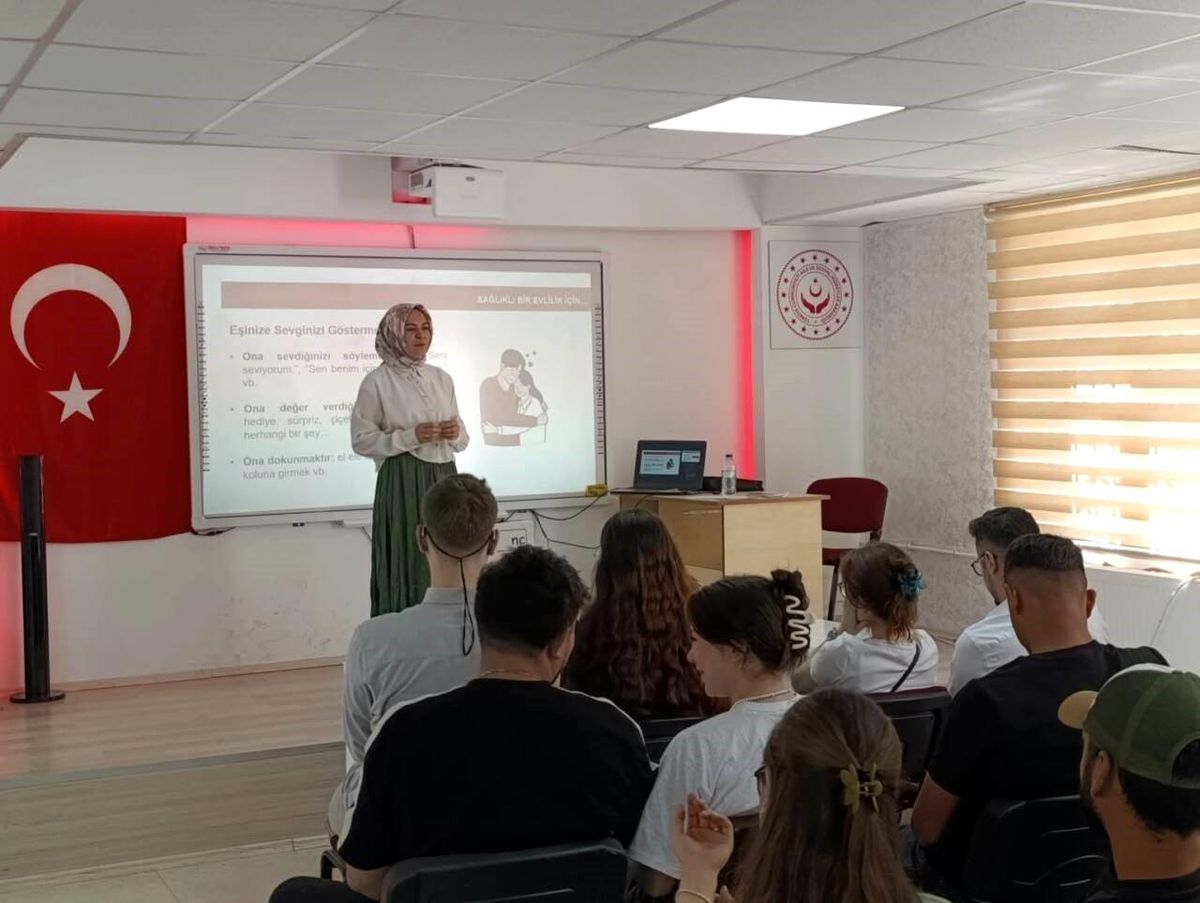Aksaray'da evlilik kredisi alacak çiftlere eğitim verildiğini gösteren bir görsel