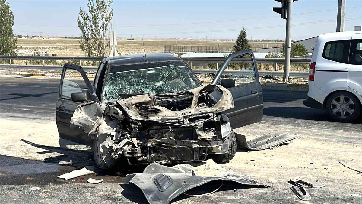 Aksaray'da otomobil vince arkadan çarptı: 3 yaralı