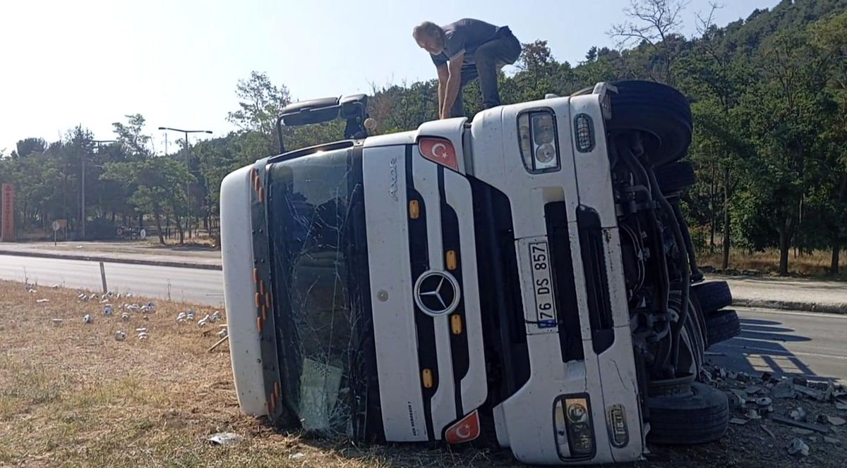 Amasya'da elektronik eşya yüklü tır devrildi