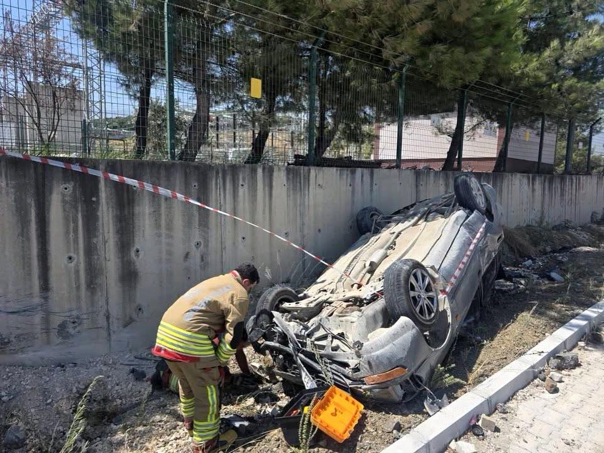 Hatay'da takla atmış ters dönmüş bir otomobil.