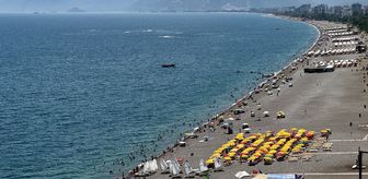 Antalya'da 38 dereceyi bulan sıcaklık sahilleri doldurdu