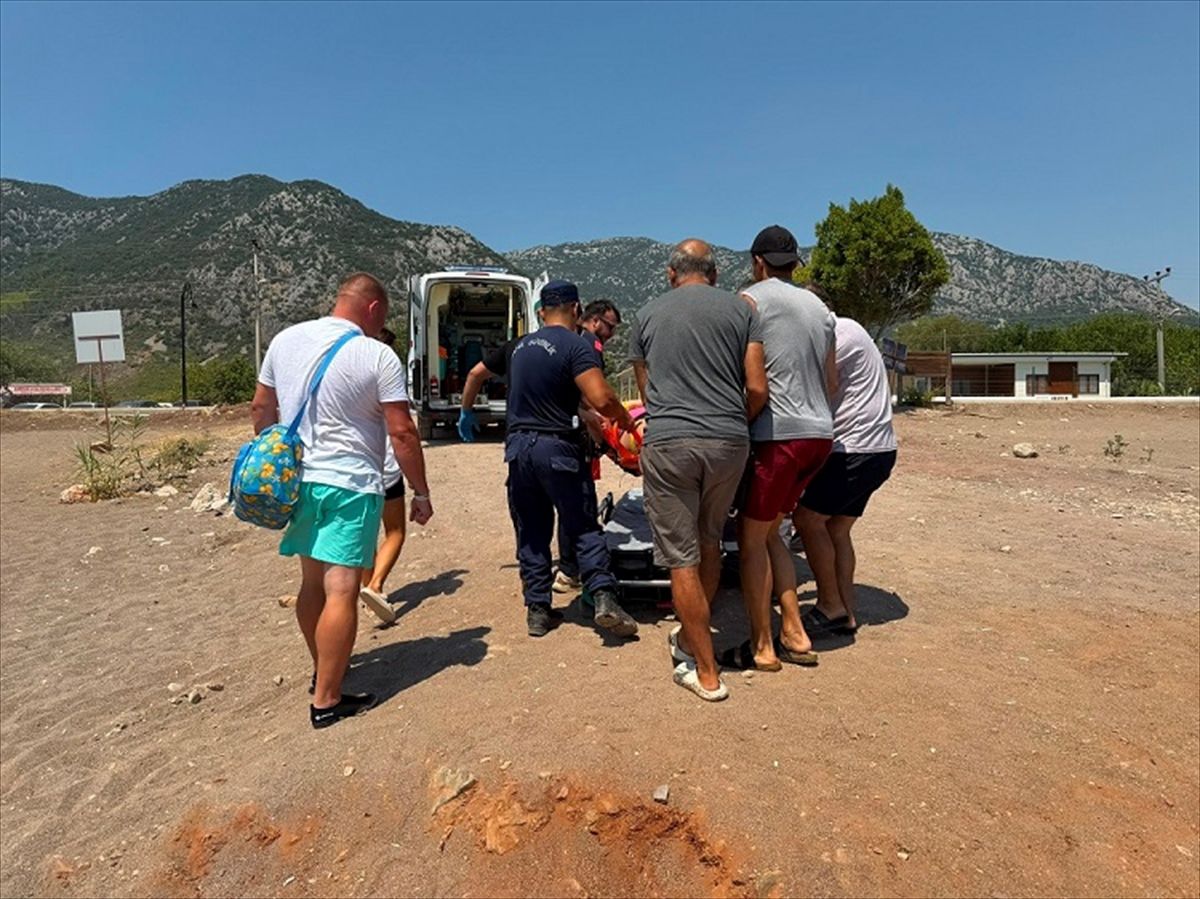 Antalya'da gezi teknesinde yaralanan kişiye tıbbi tahliye