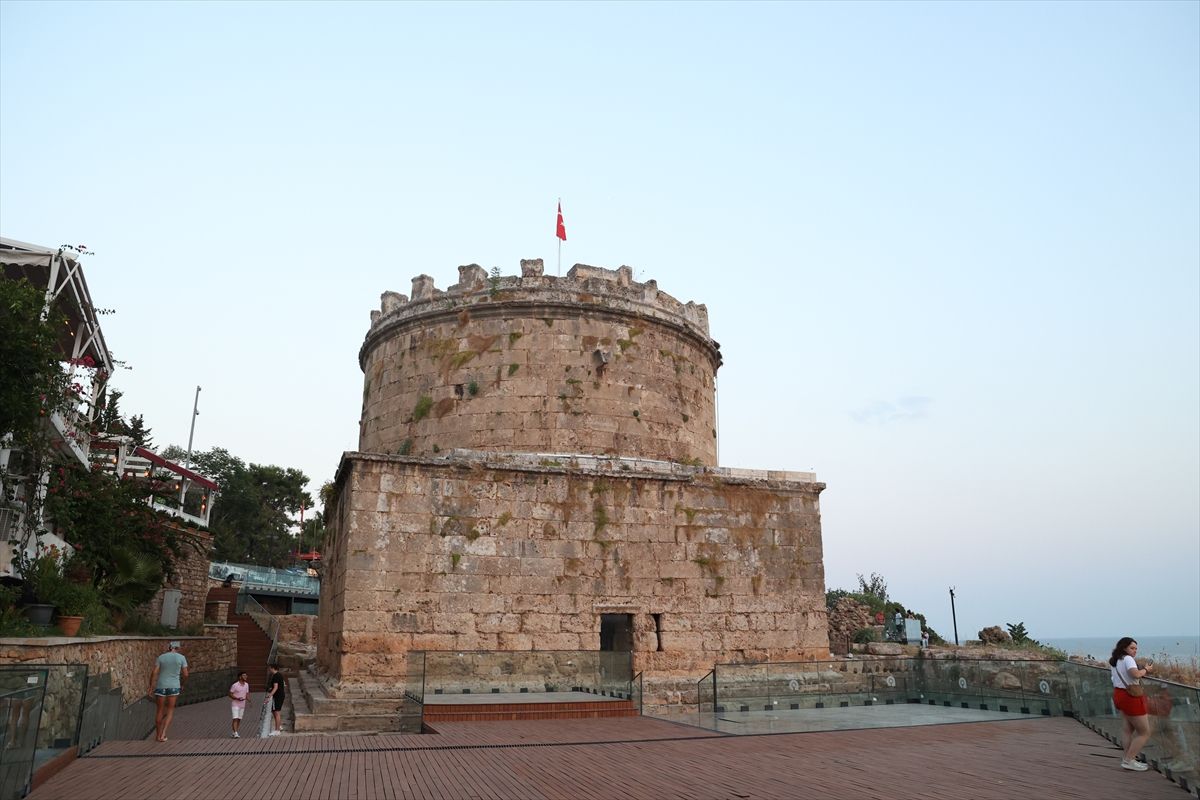 Antalya'da tarihi Hıdırlık Kulesi, arkeolojik kazı çalışmalarının tamamlanmasıyla ziyarete açıldı