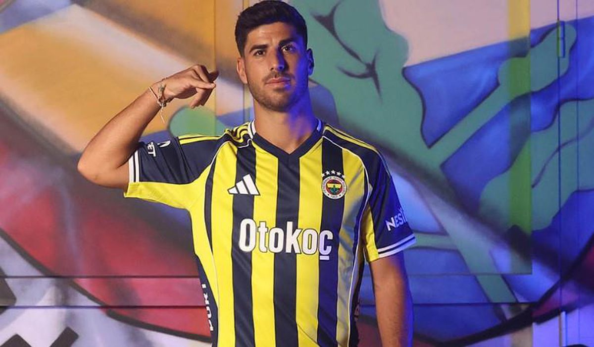 Marco Asensio'nun Fenerbahçe formasıyla bir maça hazırlandığı görsel.