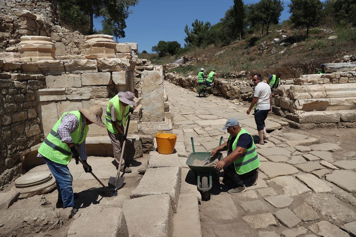 Aspendos'un yaklaşık 2 bin yıllık ana caddesi yeniden hayat buldu