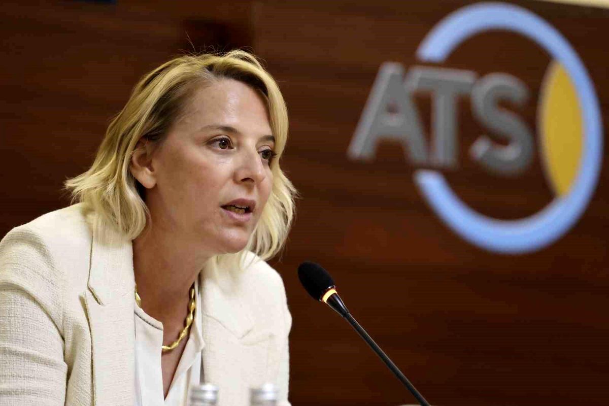 Antalya Ticaret ve Sanayi Odası (ATSO) Başkan Adayı Hatice Öz, bir toplantıda konuşma yaparken çekilmiş fotoğrafı.