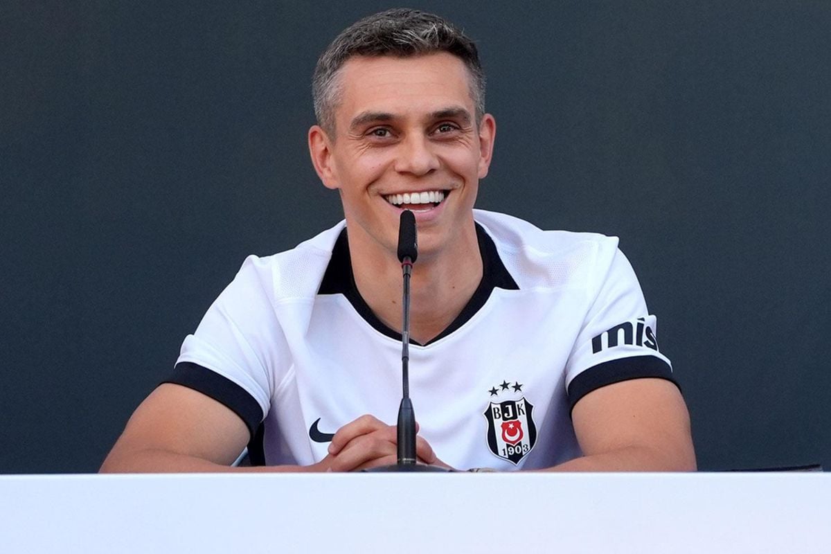 Beşiktaş futbol takımının oyuncularının sahada antrenman yaparken çekilmiş genel bir fotoğrafı.