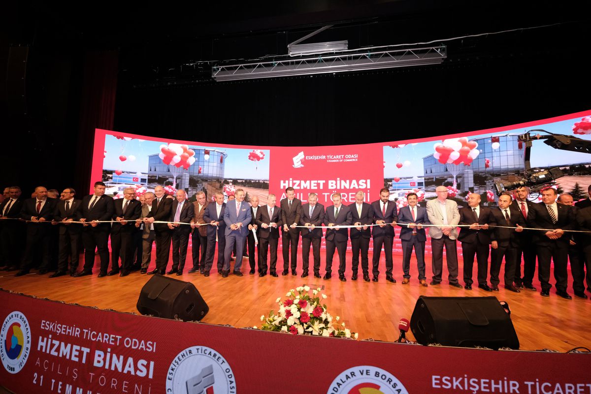 Eskişehir Ticaret Odası'nın yeni hizmet binasının açılış töreninden bir görüntü.