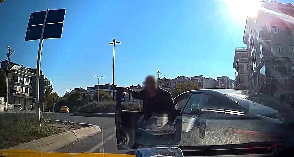 Beylikdüzü'nde trafik magandası taksicinin önünü kesip aracını yumrukladı