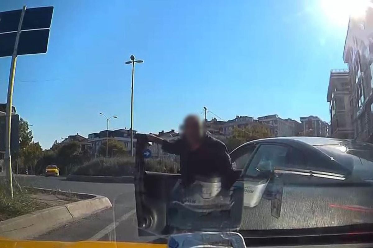 Taksicinin önünü kesip aracını yumrukladı: Saldırı anı anbean kaydedildi