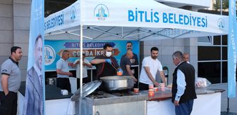 Bitlis Belediyesi hastane önünde vatandaşlara ücretsiz ikramlarda bulunuyor