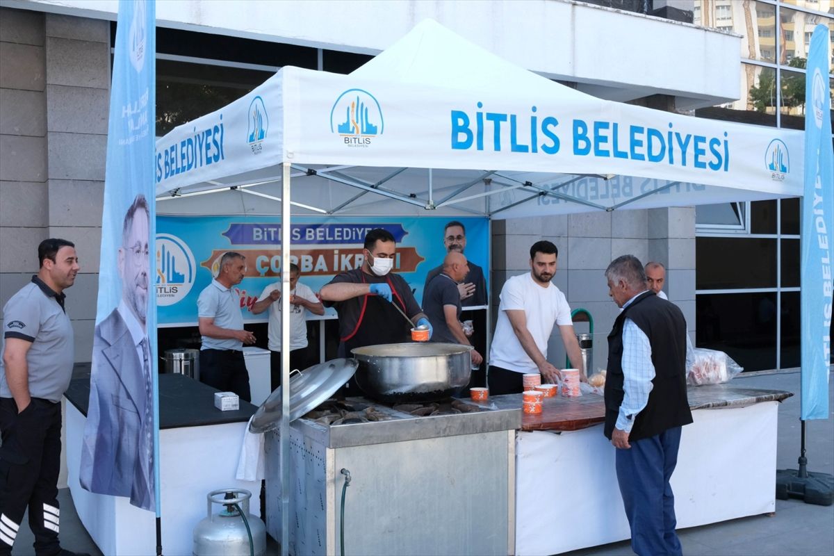 Bitlis Belediyesi hastane önünde vatandaşlara ücretsiz ikramlarda bulunuyor