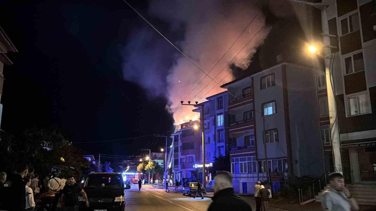 Bolu'da tadilat halindeki apartmanın çatı katında çıkan yangın