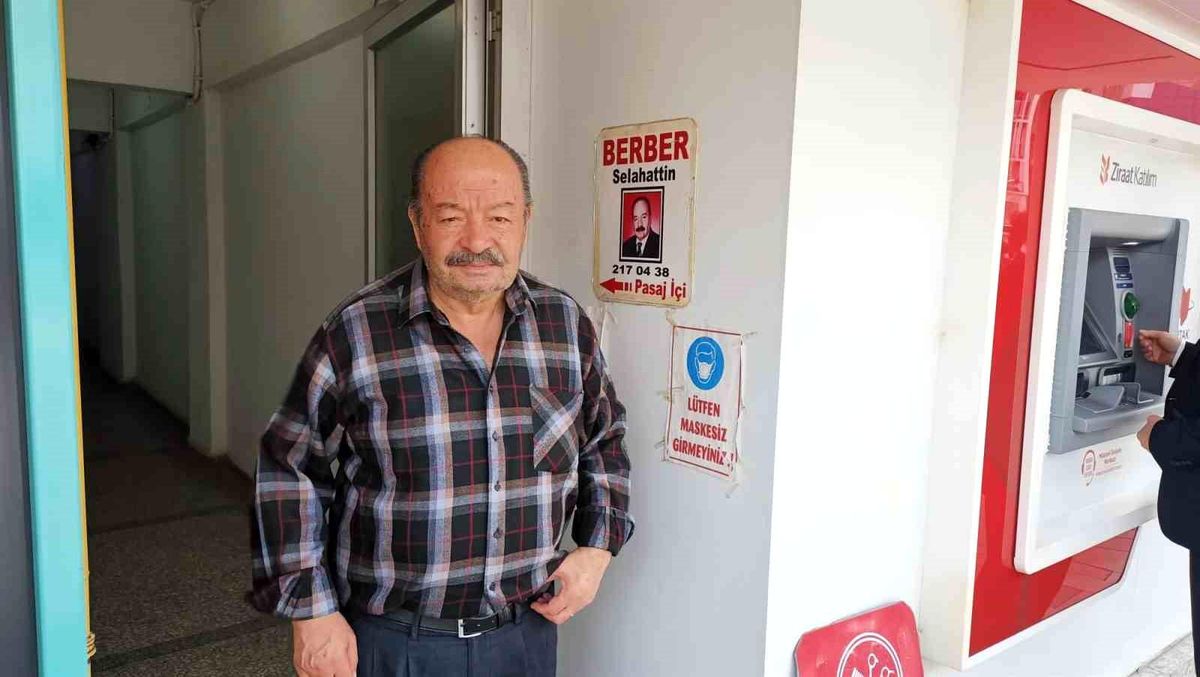 Bolu'da uzun yıllar berberlik yapan Selahattin Varlık'ın vefatına ilişkin haber.