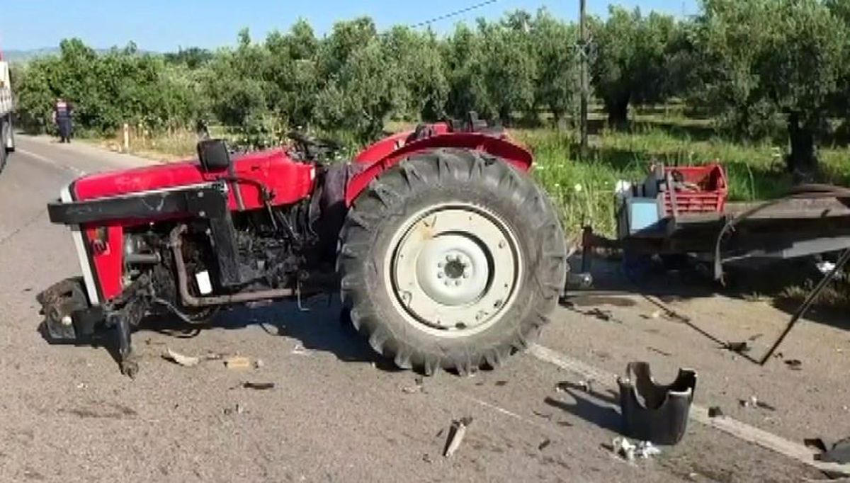 Orhangazi-İznik yolunda meydana gelen trafik kazasında ters dönmüş hafif ticari araç ve traktör görülüyor.