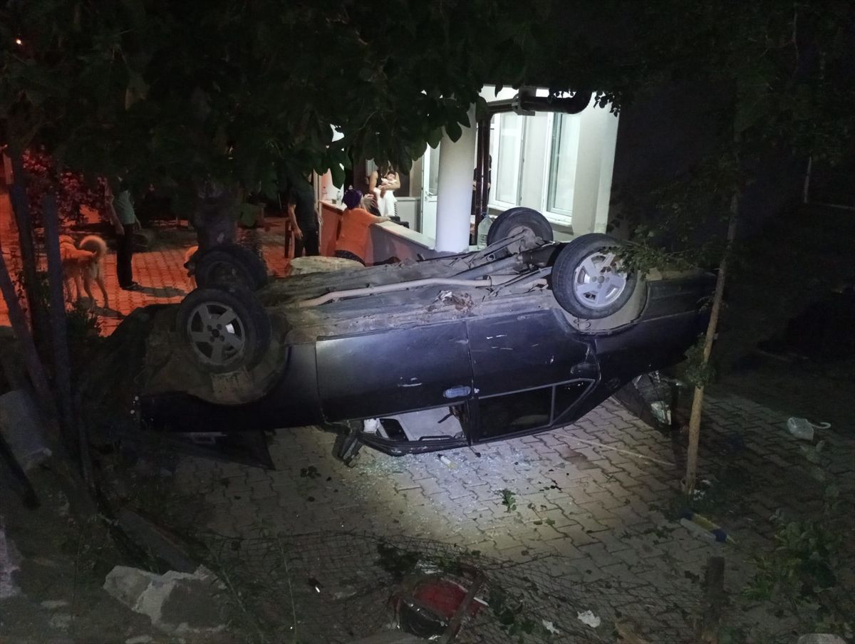 Samsun'un Çarşamba ilçesinde bir otomobilin takla atarak girdiği evin bahçesi.