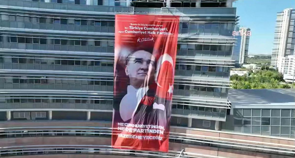 CHP Genel Merkezi'nde dikkat çeken afiş