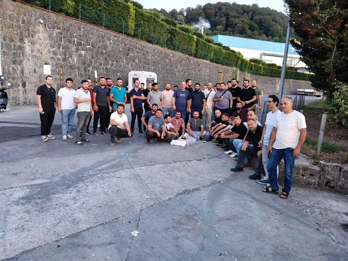 Ereğli Çınar Çelik Fabrikası önünde eylem yapan işçiler
