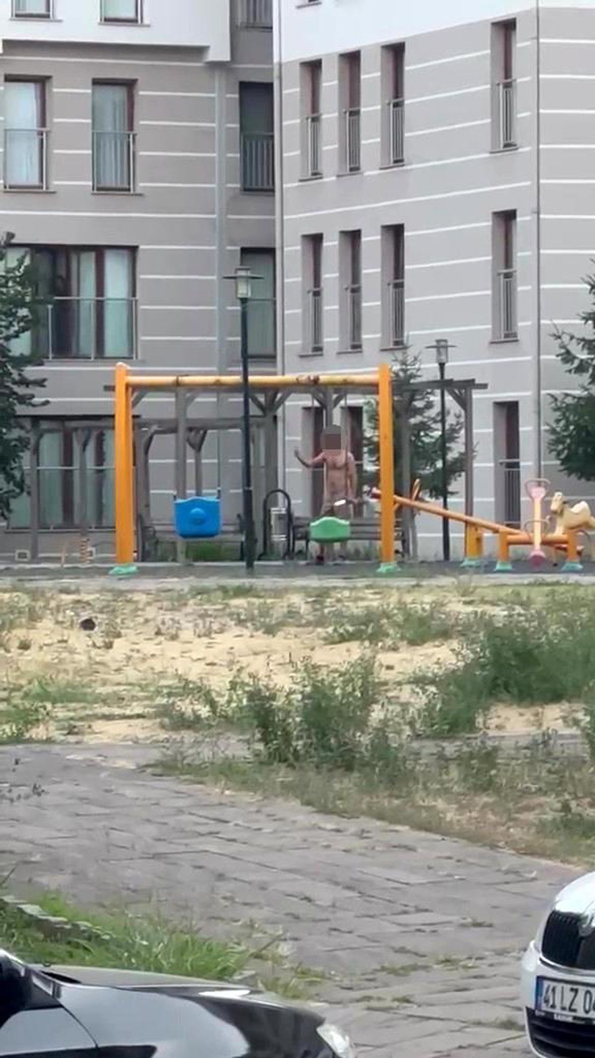 Çocuk parkında elinde bıçakla cinnet geçiren şahsı polisler ikna etti