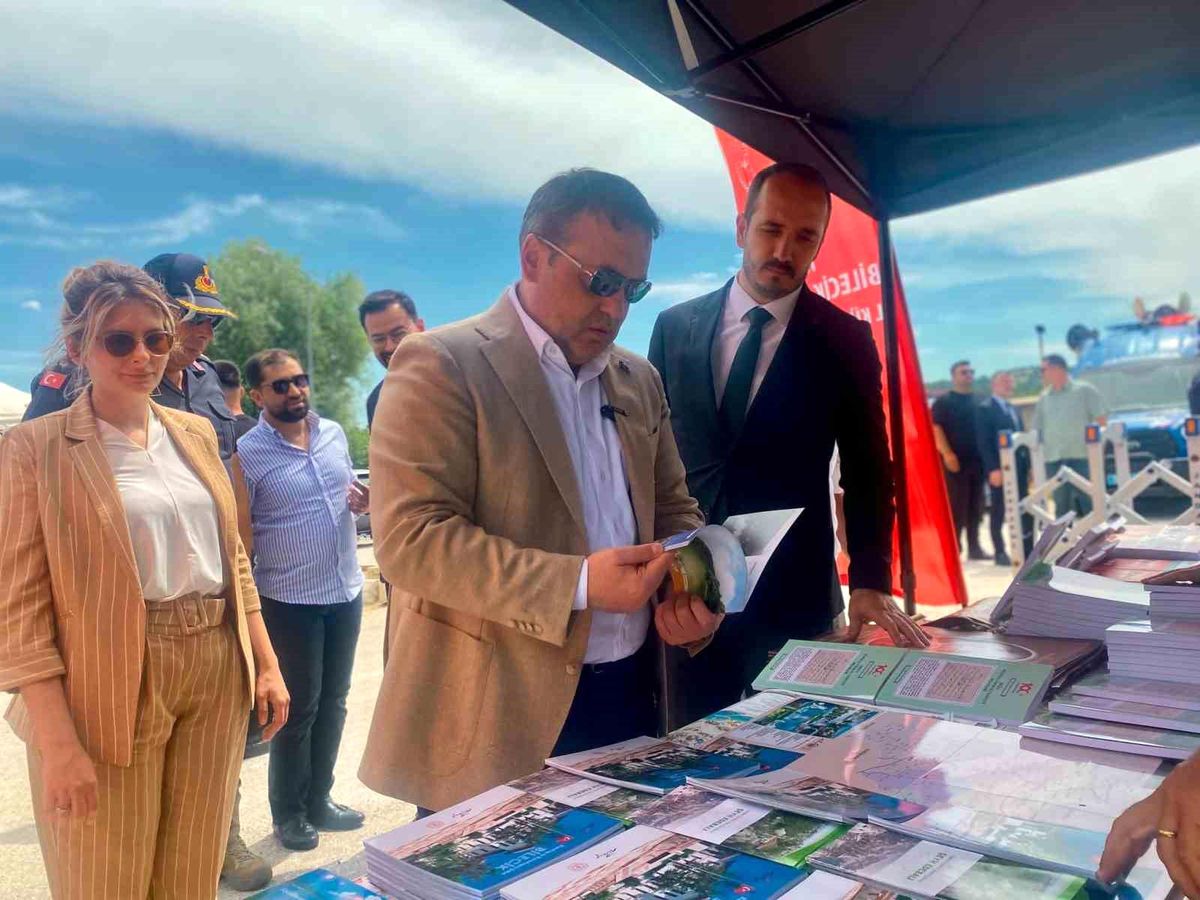 Çocuklar gezici kütüphanede kitap okudu