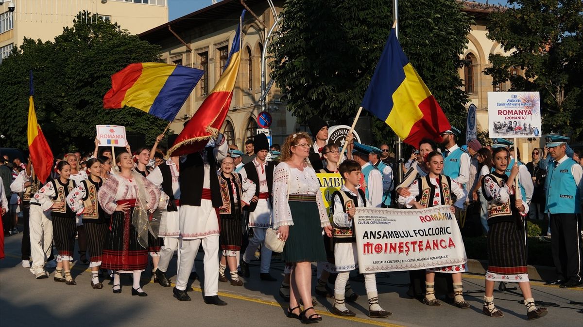 Çorum'da 38. Uluslararası Hitit Fuar ve Festivali kortej yürüyüşünden genel görünüm.