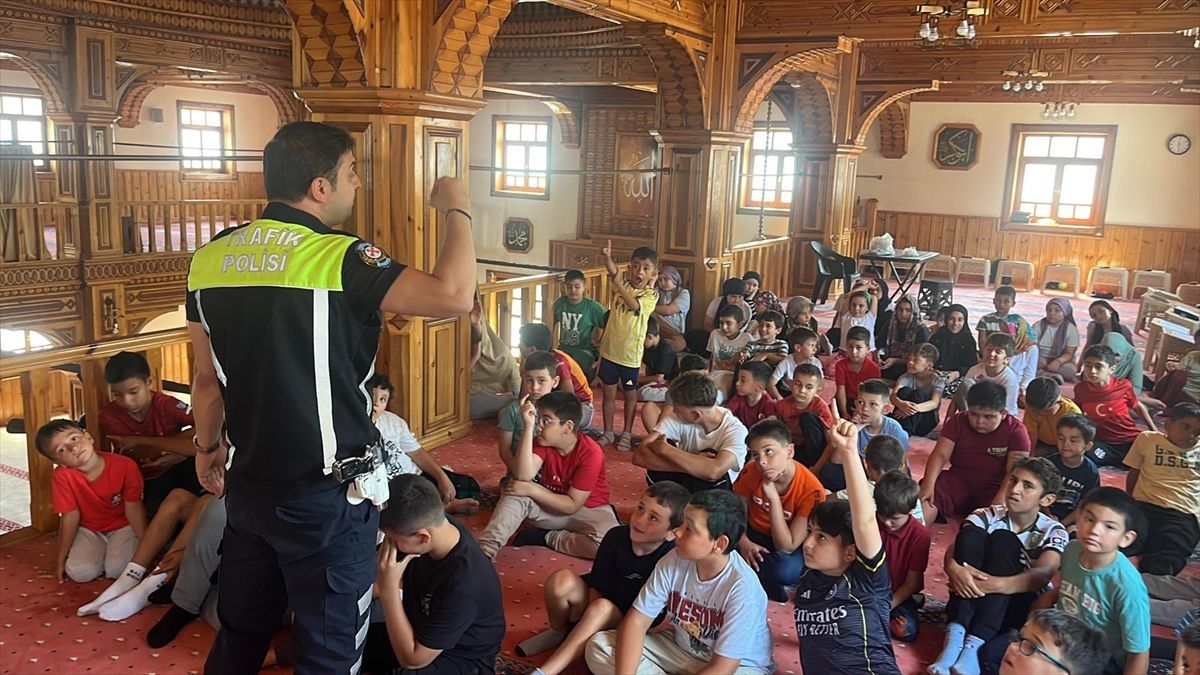Cumayeri'nde Kur'an kursu öğrencilerine trafik eğitimi verildi