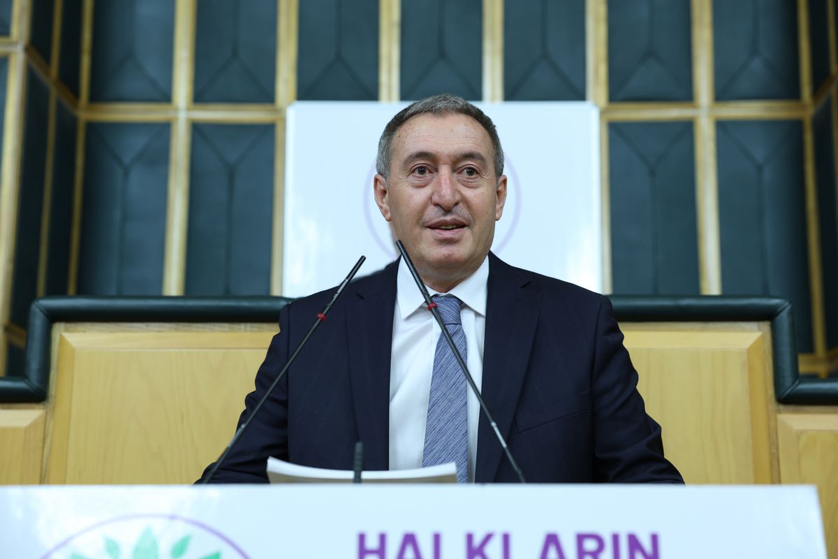 DEM Parti Eş Genel Başkanı Tuncer Bakırhan konuşma yaparken