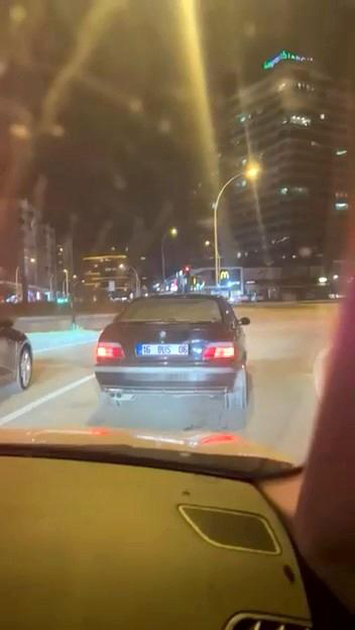 Bursa'da yeşil ışıkta drift yapan otomobilin tehlikeli manevraları.