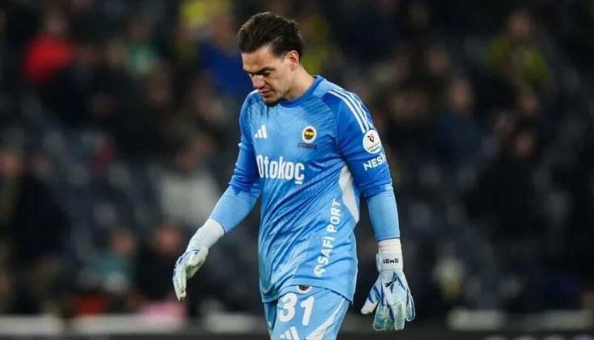Fenerbahçe kalecisi Ederson'un sahadaki bir fotoğrafı.