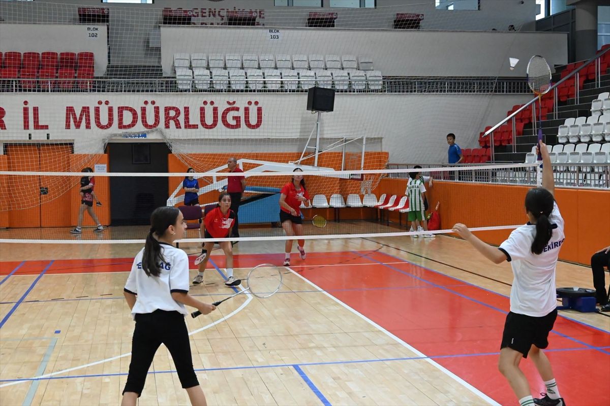 Anadolu Yıldızlar Ligi Badminton Grup Müsabakaları'nda mücadele eden sporcular