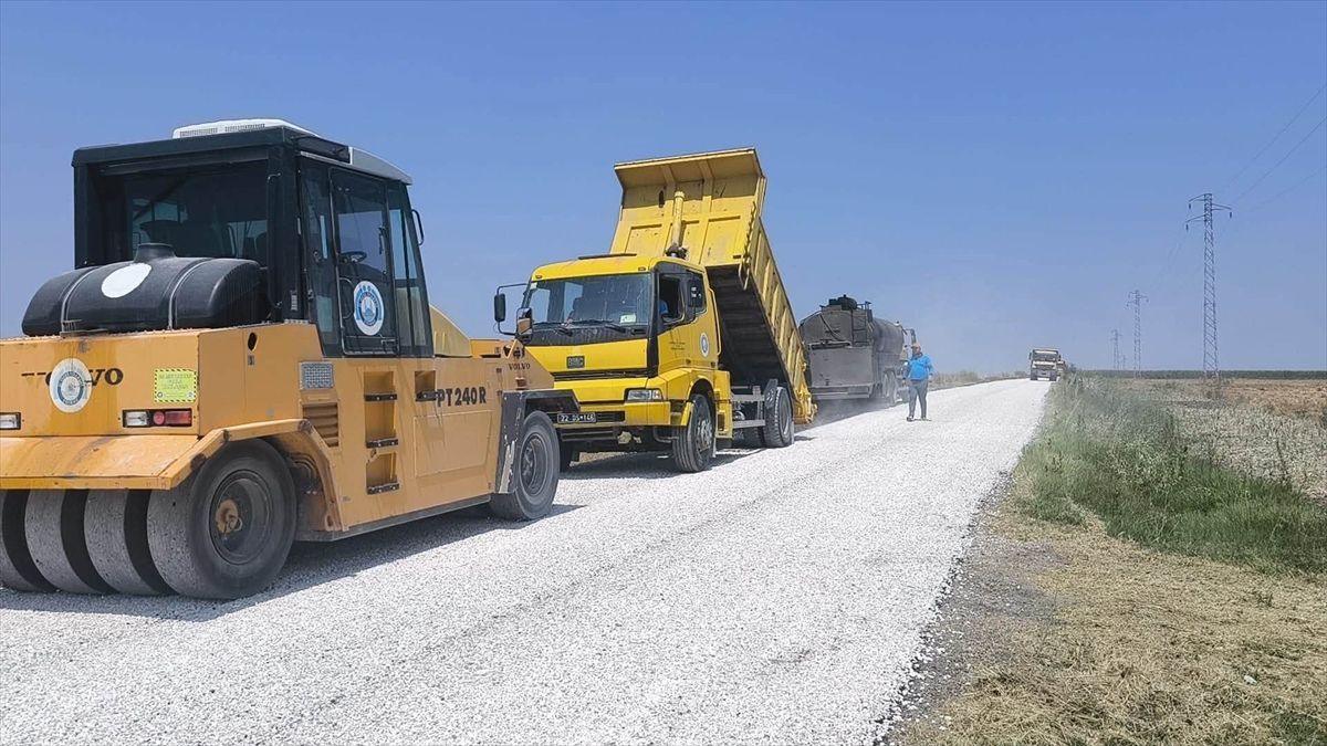Edirne İl Özel İdaresi ekipleri köy yollarını yenilemeye devam ediyor