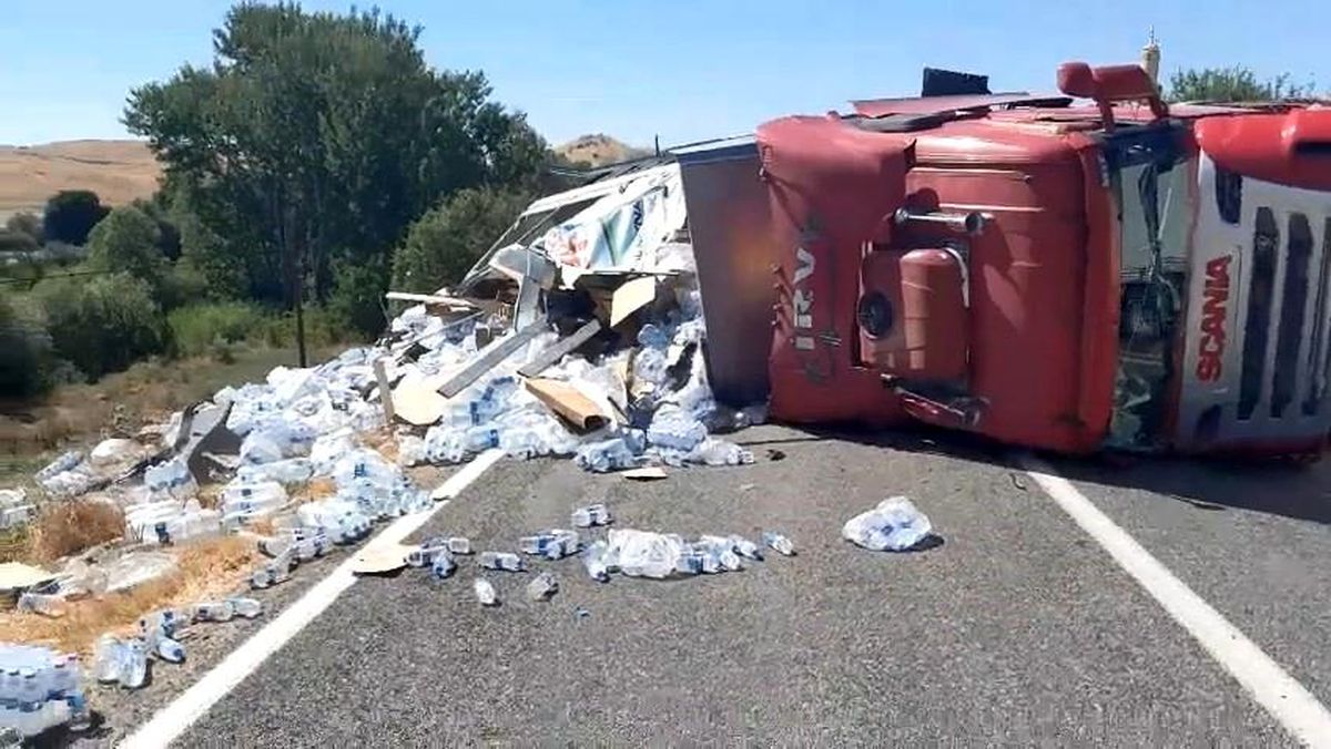 Elazığ'da su yüklü tır yan yattı: 1 yaralı