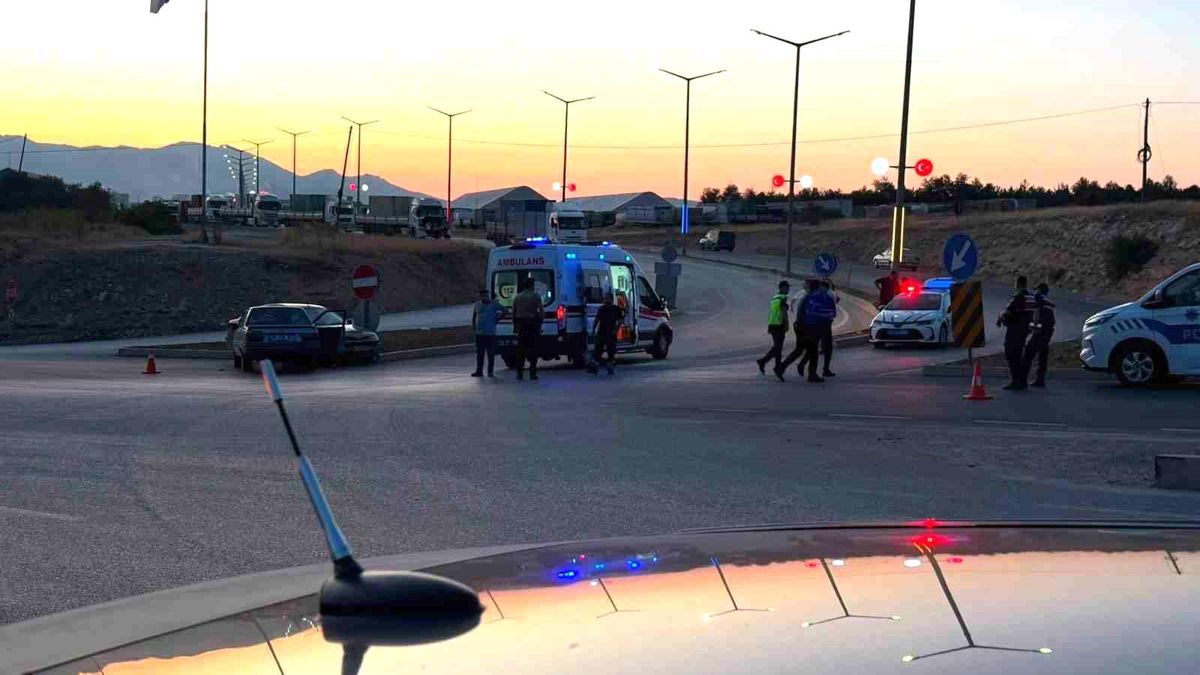 Emet'te trafik kazası: 4 kişi yaralandı, sürücü olay yerinden kaçtı