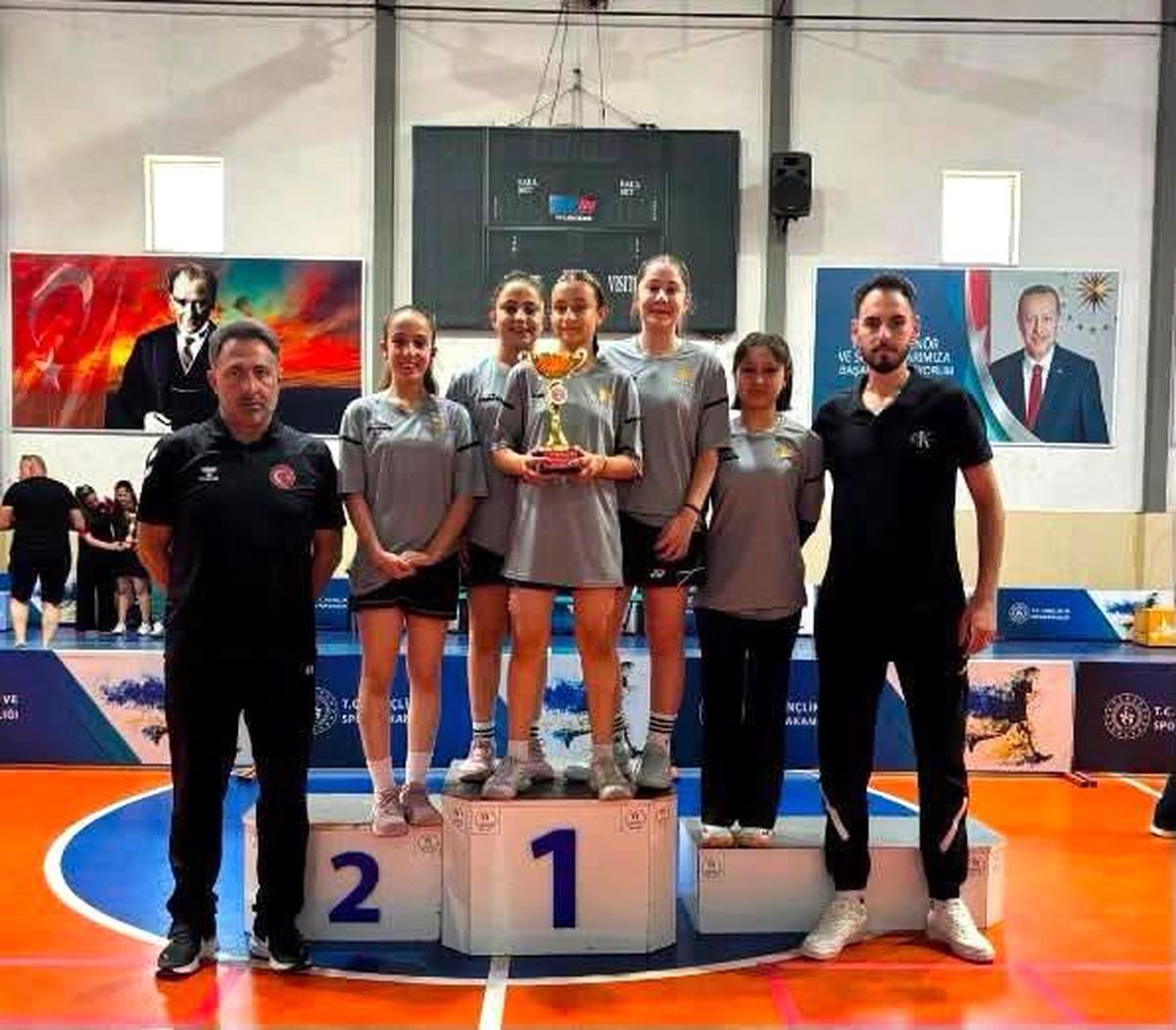 Erzincan'ı temsil eden badmintoncuların ANALİG grup müsabakalarındaki zaferini gösteren bir görsel.