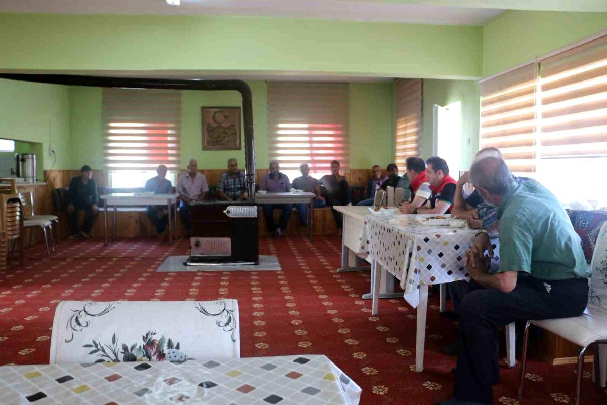 Erzincan İl Tarım ve Orman Müdürü Alper Koçaker'in çiftçilerle bir araya geldiği toplantıdan bir kare.