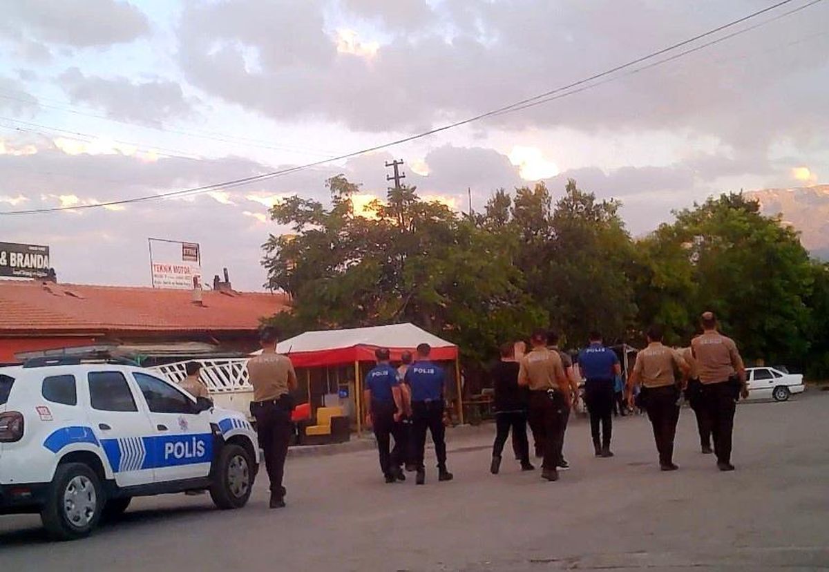 Erzincan'da bekçiye direnen şahsın yakalanmasının ardından polis ekiplerinin olay yerindeki çalışması.