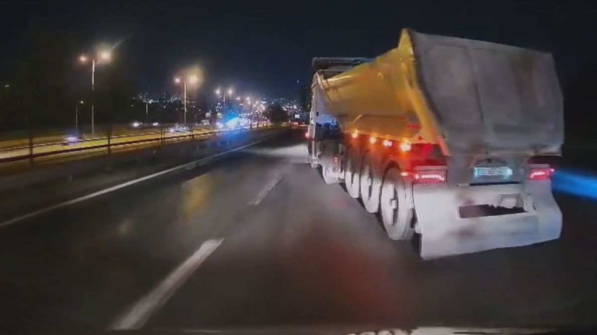 TEM otoyolunda iki hafriyat kamyonunun tehlikeli şekilde şerit değiştirmesi ve bir otomobilin ani fren yapması.