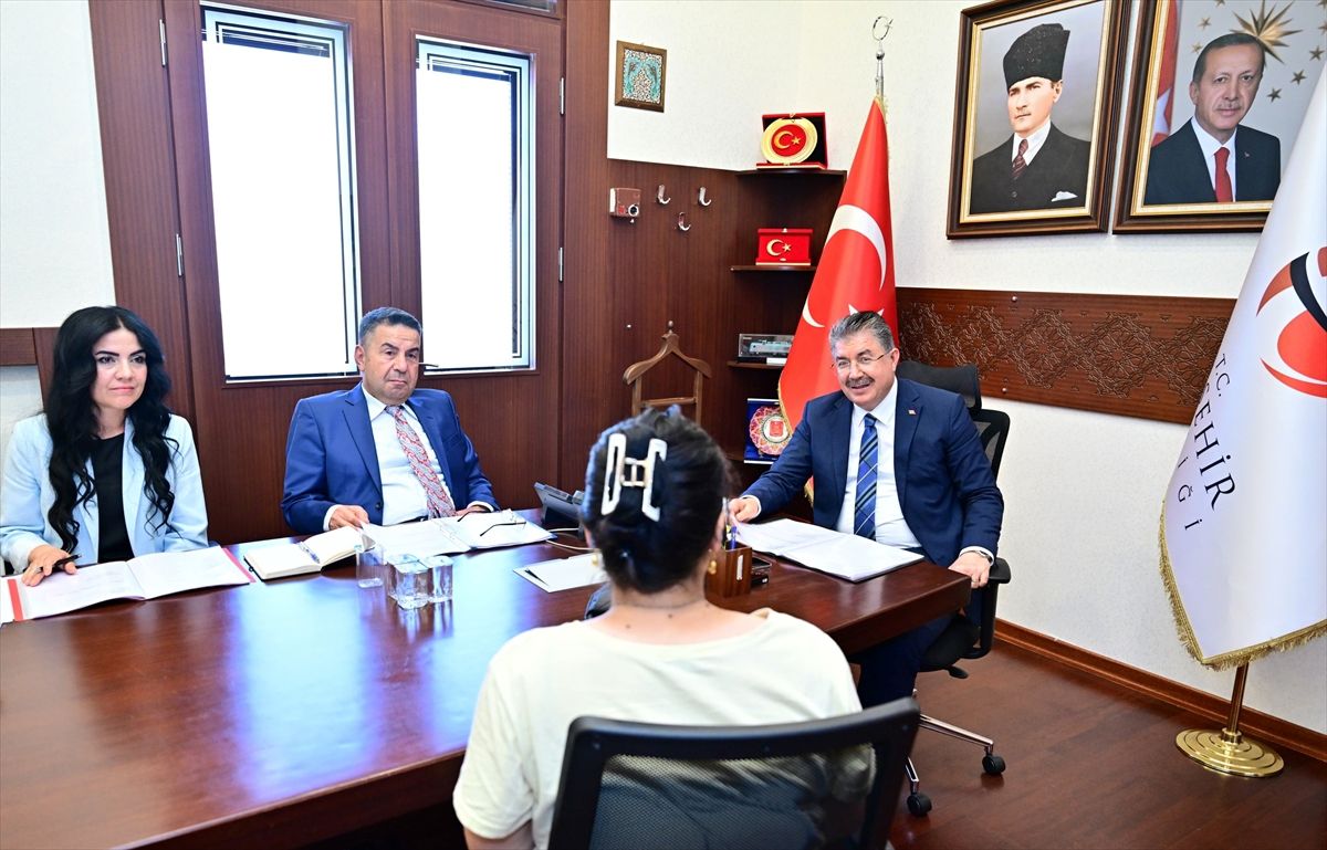 Eskişehir Valisi Erdinç Yılmaz, Halk Günü Toplantısı'nda vatandaşları dinlerken.