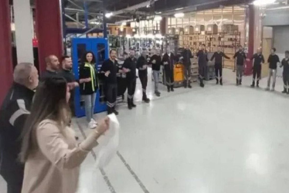 Fabrika çalışanları davul zurna eşliğinde kutlama yapıyor.