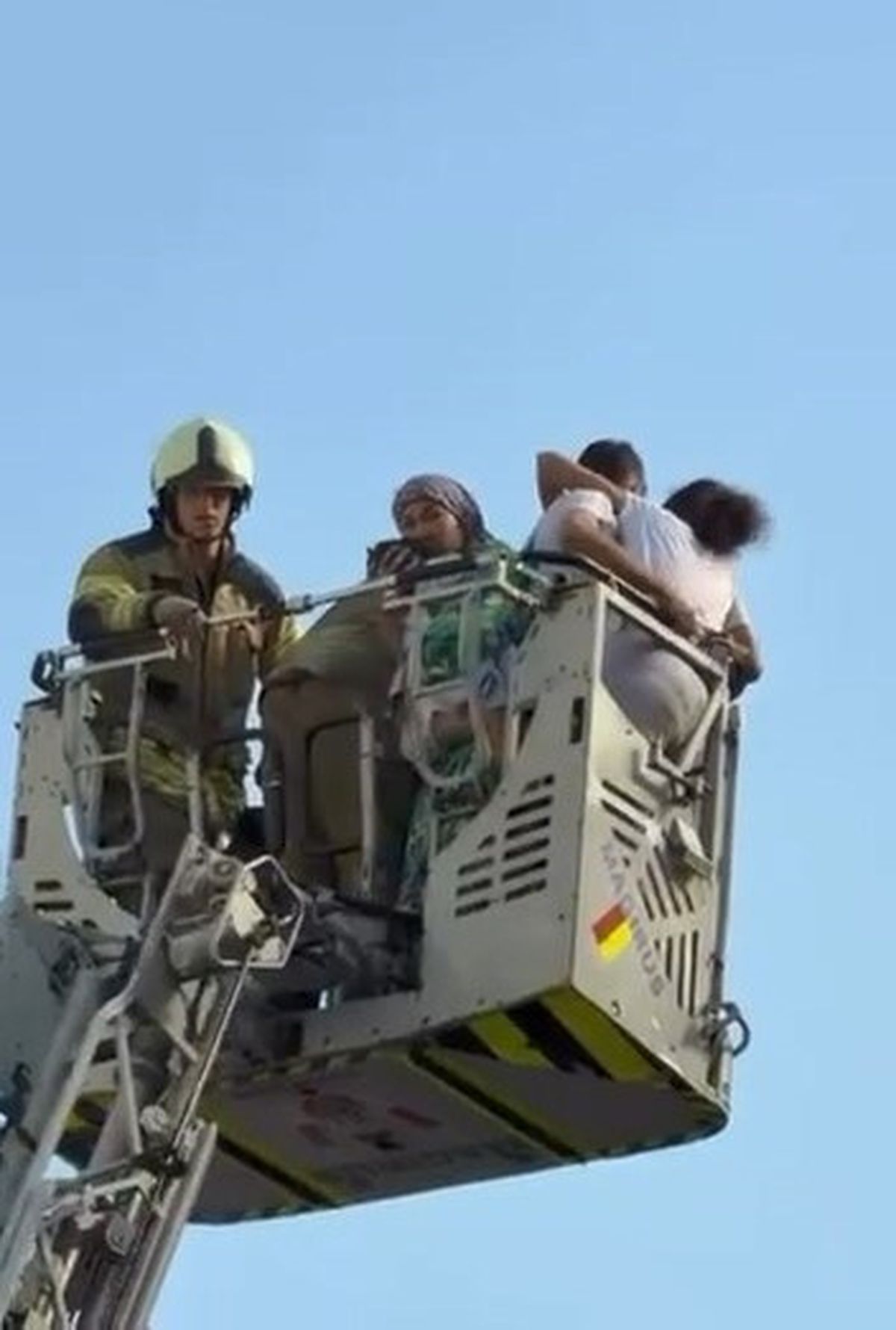 Fatih'te çıkan yangında itfaiye ekipleri mahsur kalanları kurtarıyor.