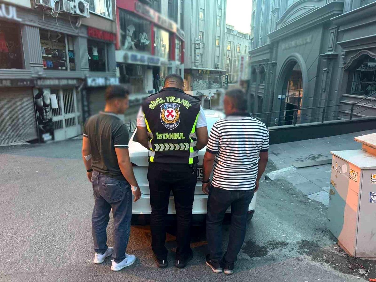 Fatih'te taksi şoförünün aracını tekmeleyen sürücü tutuklandı
