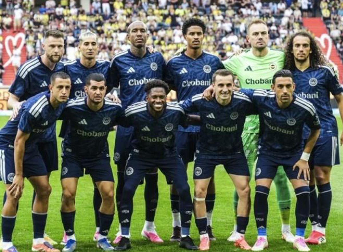 Fenerbahçe futbol takımı Şampiyonlar Ligi amblemi önünde